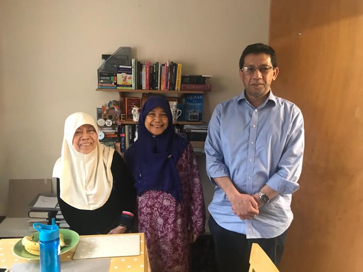 Aishah Wahab (1st left)